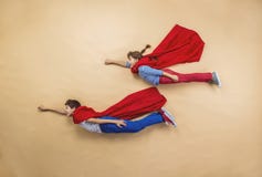 Παιδιά ως superheroes στοκ εικόνα με δικαίωμα ελεύθερης χρήσης Παιδιά ως superheroes στοκ εικόνα με δικαίωμα ελεύθερης χρήσης