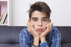 Παιδί με μια έκφραση της πλήξης ή της κούρασης στοκ φωτογραφίες Παιδί με μια έκφραση της πλήξης ή της κούρασης στοκ φωτογραφίες