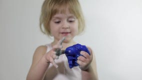 Παιδί που έχει τη διασκέδαση που κάνει slime Παιχνίδι παιδιών με το χέρι - γίνοντα slime παιχνιδιών απόθεμα βίντεο Παιδί που έχει τη διασκέδαση που κάνει slime Παιχνίδι παιδιών με το χέρι - γίνοντα slime παιχνιδιών απόθεμα βίντεο