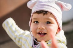 Παιδί που εξετάζει και που δείχνει τη κάμερα που χαμογελά μια κρύα ηλιόλουστη ημέρα στοκ φωτογραφία Παιδί που εξετάζει και που δείχνει τη κάμερα που χαμογελά μια κρύα ηλιόλουστη ημέρα στοκ φωτογραφία