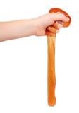παιδί που παίζει πορτοκαλί slime με το χέρι, διαφανές παιχνίδι στοκ εικόνες παιδί που παίζει πορτοκαλί slime με το χέρι, διαφανές παιχνίδι στοκ εικόνες
