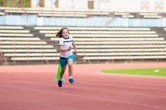 Παιδί που τρέχει στο στάδιο Τρέξιμο παιδιών Υγιής αθλητισμός στοκ εικόνες Παιδί που τρέχει στο στάδιο Τρέξιμο παιδιών Υγιής αθλητισμός στοκ εικόνες