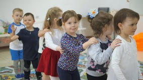 Παιδιά ` s που αναπτύσσουν ένα δωμάτιο παιχνιδιών Συγκινήσεις των μικρών παιδιών κατά τη διάρκεια των κατηγοριών διασκέδασης Τα π απόθεμα βίντεο Παιδιά ` s που αναπτύσσουν ένα δωμάτιο παιχνιδιών Συγκινήσεις των μικρών παιδιών κατά τη διάρκεια των κατηγοριών διασκέδασης Τα π απόθεμα βίντεο