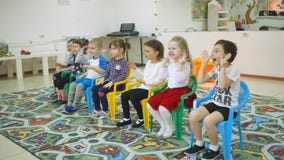 Παιδιά ` s που αναπτύσσουν ένα δωμάτιο παιχνιδιών Συγκινήσεις των μικρών παιδιών κατά τη διάρκεια των κατηγοριών διασκέδασης το π φιλμ μικρού μήκους Παιδιά ` s που αναπτύσσουν ένα δωμάτιο παιχνιδιών Συγκινήσεις των μικρών παιδιών κατά τη διάρκεια των κατηγοριών διασκέδασης το π φιλμ μικρού μήκους