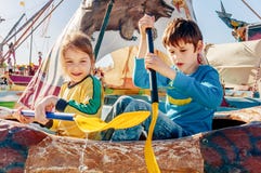 Παιδιά που έχουν τη διασκέδαση στο λούνα παρκ Γύρος στο κανό έννοια παιδικής ηλικίας &epsilon στοκ εικόνες Παιδιά που έχουν τη διασκέδαση στο λούνα παρκ Γύρος στο κανό έννοια παιδικής ηλικίας &epsilon στοκ εικόνες
