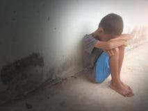 Παιδιά που κάθονται με τα γόνατά του που φωνάζουν ενάντια στον τοίχο στοκ φωτογραφία με δικαίωμα ελεύθερης χρήσης Παιδιά που κάθονται με τα γόνατά του που φωνάζουν ενάντια στον τοίχο στοκ φωτογραφία με δικαίωμα ελεύθερης χρήσης