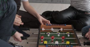 Παιδιά που παίζουν foosball το παιχνίδι στο σπίτι απόθεμα βίντεο Παιδιά που παίζουν foosball το παιχνίδι στο σπίτι απόθεμα βίντεο