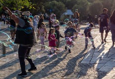 Παιδιά που παίζουν με το σαπούνι bubles λαμβάνοντας υπόψη το ηλιοβασίλεμα στοκ εικόνα με δικαίωμα ελεύθερης χρήσης Παιδιά που παίζουν με το σαπούνι bubles λαμβάνοντας υπόψη το ηλιοβασίλεμα στοκ εικόνα με δικαίωμα ελεύθερης χρήσης