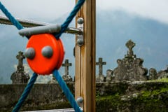 Παιδική χαρά κοντά στο νεκροταφείο μια βροχερή ημέρα νεφελώδης και με την ομίχλη στοκ φωτογραφίες Παιδική χαρά κοντά στο νεκροταφείο μια βροχερή ημέρα νεφελώδης και με την ομίχλη στοκ φωτογραφίες