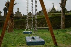 Παιδική χαρά κοντά στο νεκροταφείο μια βροχερή ημέρα νεφελώδης και με την ομίχλη στοκ φωτογραφία με δικαίωμα ελεύθερης χρήσης Παιδική χαρά κοντά στο νεκροταφείο μια βροχερή ημέρα νεφελώδης και με την ομίχλη στοκ φωτογραφία με δικαίωμα ελεύθερης χρήσης