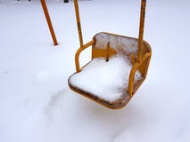 Παιδική χαρά παιδιών κοντά στο σπίτι το χειμώνα - ταλάντευση στοκ φωτογραφίες Παιδική χαρά παιδιών κοντά στο σπίτι το χειμώνα - ταλάντευση στοκ φωτογραφίες