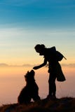 Παιχνίδι και τραίνα κοριτσιών με το τσοπανόσκυλό της ενώ πριν για να δει μια BRI στοκ εικόνα Παιχνίδι και τραίνα κοριτσιών με το τσοπανόσκυλό της ενώ πριν για να δει μια BRI στοκ εικόνα