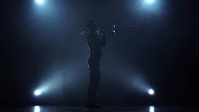 Παιχνίδια Instrumentalist στη μελωδία σαλπίγγων σε σε αργή κίνηση Στούντιο καπνού απόθεμα βίντεο Παιχνίδια Instrumentalist στη μελωδία σαλπίγγων σε σε αργή κίνηση Στούντιο καπνού απόθεμα βίντεο