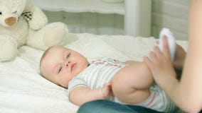 Παιχνίδια Mom με το παιδί Νέα οικογένεια Εξάμηνες παιδί και μητέρα ευτυχές mom διασκέδαση που έχει το γιο μητέρων Τα χαμόγελα παι απόθεμα βίντεο Παιχνίδια Mom με το παιδί Νέα οικογένεια Εξάμηνες παιδί και μητέρα ευτυχές mom διασκέδαση που έχει το γιο μητέρων Τα χαμόγελα παι απόθεμα βίντεο