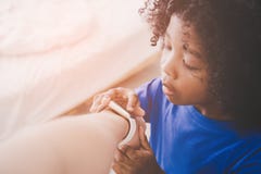 Παιχνίδι μικρών παιδιών με το έξυπνο ρολόι σε έναν καρπό ατόμων στοκ εικόνα με δικαίωμα ελεύθερης χρήσης Παιχνίδι μικρών παιδιών με το έξυπνο ρολόι σε έναν καρπό ατόμων στοκ εικόνα με δικαίωμα ελεύθερης χρήσης