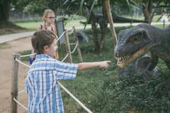 Παιχνίδι μικρών παιδιών στο πάρκο του Dino περιπέτειας στοκ εικόνα Παιχνίδι μικρών παιδιών στο πάρκο του Dino περιπέτειας στοκ εικόνα