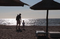 Παιχνίδι πατέρων και αγοριών στην παραλία στο χρόνο ηλιοβασιλέματος, έννοια της φιλικής οικογένειας στοκ φωτογραφία με δικαίωμα ελεύθερης χρήσης Παιχνίδι πατέρων και αγοριών στην παραλία στο χρόνο ηλιοβασιλέματος, έννοια της φιλικής οικογένειας στοκ φωτογραφία με δικαίωμα ελεύθερης χρήσης