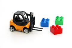 Παιχνίδια παιδιών Τα κίτρινα forklift σκάφη παιχνιδιών χρωματίζουν τους κύβους στοκ εικόνες Παιχνίδια παιδιών Τα κίτρινα forklift σκάφη παιχνιδιών χρωματίζουν τους κύβους στοκ εικόνες