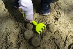 Παιχνίδια των θερινών ενεργών παιδιών στο Sandbox στοκ εικόνα Παιχνίδια των θερινών ενεργών παιδιών στο Sandbox στοκ εικόνα