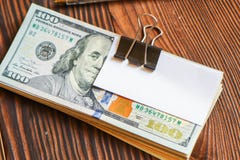 Πακέτο των δολαρίων και της αυτοκόλλητης ετικέττας της Λευκής Βίβλου στο κείμενο ή το κείμενο στοκ φωτογραφίες με δικαίωμα ελεύθερης χρήσης Πακέτο των δολαρίων και της αυτοκόλλητης ετικέττας της Λευκής Βίβλου στο κείμενο ή το κείμενο στοκ φωτογραφίες με δικαίωμα ελεύθερης χρήσης