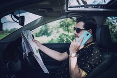Πακιστανική μουσουλμανική συνεδρίαση ατόμων μέσα στο αυτοκίνητο που φαίνεται χάρτης στοκ εικόνες Πακιστανική μουσουλμανική συνεδρίαση ατόμων μέσα στο αυτοκίνητο που φαίνεται χάρτης στοκ εικόνες