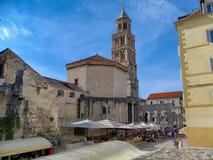 Παλάτι Diocletians στη διάσπαση, Κροατία Μια σκηνή οδών με να δειπνήσει νωπογραφίας Al και τον πύργο κουδουνιών στοκ φωτογραφία Παλάτι Diocletians στη διάσπαση, Κροατία Μια σκηνή οδών με να δειπνήσει νωπογραφίας Al και τον πύργο κουδουνιών στοκ φωτογραφία