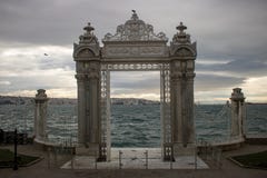 Παλάτι Dolmabahçe στη Ιστανμπούλ στοκ εικόνες με δικαίωμα ελεύθερης χρήσης Παλάτι Dolmabahçe στη Ιστανμπούλ στοκ εικόνες με δικαίωμα ελεύθερης χρήσης
