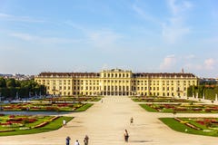 Παλάτι Schonbrunn, μια διάσημη θέση ενδιαφέροντος, όμορφο καλοκαίρι στοκ εικόνα με δικαίωμα ελεύθερης χρήσης Παλάτι Schonbrunn, μια διάσημη θέση ενδιαφέροντος, όμορφο καλοκαίρι στοκ εικόνα με δικαίωμα ελεύθερης χρήσης