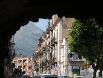 Παλέρμο, Σικελία, Ιταλία 11/04/2010 Δημοφιλής δρόμος με το φύλλο βουνών στοκ φωτογραφία με δικαίωμα ελεύθερης χρήσης Παλέρμο, Σικελία, Ιταλία 11/04/2010 Δημοφιλής δρόμος με το φύλλο βουνών στοκ φωτογραφία με δικαίωμα ελεύθερης χρήσης