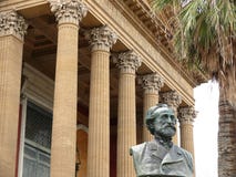 Παλέρμο, Σικελία, Ιταλία 11/04/2010 Κύρια πρόσοψη του Teatro Massimo στοκ φωτογραφίες Παλέρμο, Σικελία, Ιταλία 11/04/2010 Κύρια πρόσοψη του Teatro Massimo στοκ φωτογραφίες