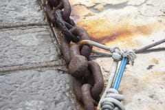 Παλαιά αλυσίδα για τις άγκυρες βαρκών στην ακτή στοκ εικόνες Παλαιά αλυσίδα για τις άγκυρες βαρκών στην ακτή στοκ εικόνες