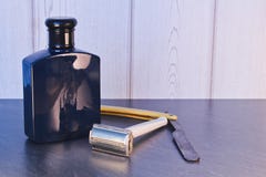 Παλαιά αναδρομική λεπίδα ξυραφιών με μετά από το λοσιόν ξυρίσματος στον πίνακα πετρών στοκ εικόνες Παλαιά αναδρομική λεπίδα ξυραφιών με μετά από το λοσιόν ξυρίσματος στον πίνακα πετρών στοκ εικόνες