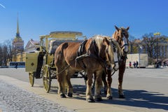 Παλαιά αναδρομική μεταφορά μπροστά από το μουσείο ερημητηρίων χειμερινών παλατιών στο τετράγωνο παλατιών στη Αγία Πετρούπολη, Ρωσ στοκ φωτογραφίες με δικαίωμα ελεύθερης χρήσης Παλαιά αναδρομική μεταφορά μπροστά από το μουσείο ερημητηρίων χειμερινών παλατιών στο τετράγωνο παλατιών στη Αγία Πετρούπολη, Ρωσ στοκ φωτογραφίες με δικαίωμα ελεύθερης χρήσης