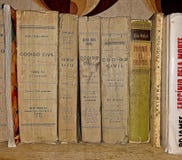 Παλαιά βιβλία στο ξύλινο ράφι στοκ εικόνες με δικαίωμα ελεύθερης χρήσης Παλαιά βιβλία στο ξύλινο ράφι στοκ εικόνες με δικαίωμα ελεύθερης χρήσης