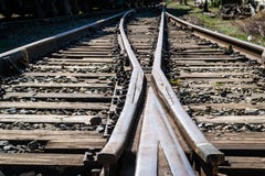 Παλαιά εγκαταλειμμένη κινηματογράφηση σε πρώτο πλάνο σιδηροδρόμων με τους ξύλινους κοιμώμεούς στοκ εικόνα με δικαίωμα ελεύθερης χρήσης Παλαιά εγκαταλειμμένη κινηματογράφηση σε πρώτο πλάνο σιδηροδρόμων με τους ξύλινους κοιμώμεούς στοκ εικόνα με δικαίωμα ελεύθερης χρήσης