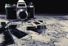 Παλαιά εκλεκτής ποιότητας κάμερα στο χάρτη με τα αρνητικά στοκ εικόνες Παλαιά εκλεκτής ποιότητας κάμερα στο χάρτη με τα αρνητικά στοκ εικόνες