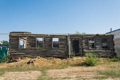 Παλαιά καταστρεμμένη, εγκαταλειμμένος, σπίτι κυβόλινθων στο χωριό με στοκ εικόνα με δικαίωμα ελεύθερης χρήσης Παλαιά καταστρεμμένη, εγκαταλειμμένος, σπίτι κυβόλινθων στο χωριό με στοκ εικόνα με δικαίωμα ελεύθερης χρήσης