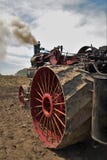 Παλαιά μηχανή τρακτέρ ατμού Amish που προετοιμάζει τον τομέα στοκ φωτογραφία με δικαίωμα ελεύθερης χρήσης Παλαιά μηχανή τρακτέρ ατμού Amish που προετοιμάζει τον τομέα στοκ φωτογραφία με δικαίωμα ελεύθερης χρήσης