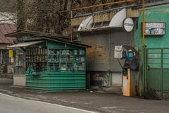 Παλαιά σάπια περίπτερο και βενζινάδικο στοκ εικόνες με δικαίωμα ελεύθερης χρήσης Παλαιά σάπια περίπτερο και βενζινάδικο στοκ εικόνες με δικαίωμα ελεύθερης χρήσης
