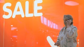 Παλαιές ηλικιωμένες συζητήσεις γυναικών που χρησιμοποιούν το έξυπνο τηλέφωνο στο εσωτερικό φιλμ μικρού μήκους Παλαιές ηλικιωμένες συζητήσεις γυναικών που χρησιμοποιούν το έξυπνο τηλέφωνο στο εσωτερικό φιλμ μικρού μήκους