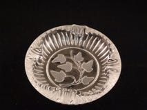Παλαιό ashtray που απομονώνεται σε ένα μαύρο υπόβαθρο στοκ εικόνα Παλαιό ashtray που απομονώνεται σε ένα μαύρο υπόβαθρο στοκ εικόνα