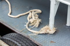 Παλαιό άσπρο σχοινί που δένεται στο χάλυβα στοκ εικόνα Παλαιό άσπρο σχοινί που δένεται στο χάλυβα στοκ εικόνα