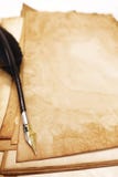 Παλαιό έγγραφο για την καφετιά ξύλινη σύσταση και το φτερό Στοκ Εικόνα Παλαιό έγγραφο για την καφετιά ξύλινη σύσταση και το φτερό Στοκ Εικόνα