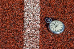 Παλαιό αθλητικό χρονόμετρο με διακόπτη στο τρέξιμο του λάστιχου διαδρομής στοκ φωτογραφία με δικαίωμα ελεύθερης χρήσης Παλαιό αθλητικό χρονόμετρο με διακόπτη στο τρέξιμο του λάστιχου διαδρομής στοκ φωτογραφία με δικαίωμα ελεύθερης χρήσης