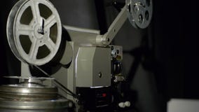 Παλαιό παιχνίδι προβολέων ταινιών στη νύχτα Κινηματογράφηση σε πρώτο πλάνο ενός εξελίκτρου με μια ταινία Η ταινία έχει τρέξει από φιλμ μικρού μήκους Παλαιό παιχνίδι προβολέων ταινιών στη νύχτα Κινηματογράφηση σε πρώτο πλάνο ενός εξελίκτρου με μια ταινία Η ταινία έχει τρέξει από φιλμ μικρού μήκους