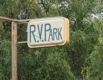 Παλαιό σημάδι πάρκων rv στοκ φωτογραφίες Παλαιό σημάδι πάρκων rv στοκ φωτογραφίες