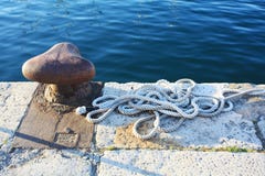 Παλαιό σκουριασμένο λιμάνι στην αποβάθρα βαρκών με το σχοινί θάλασσας Pula στοκ φωτογραφίες με δικαίωμα ελεύθερης χρήσης Παλαιό σκουριασμένο λιμάνι στην αποβάθρα βαρκών με το σχοινί θάλασσας Pula στοκ φωτογραφίες με δικαίωμα ελεύθερης χρήσης