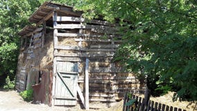 Παλαιό υπόστεγο για την αποθήκευση σανού Παλαιά ξύλινη σιταποθήκη με τις θυμωνιές χόρτου στοκ φωτογραφία με δικαίωμα ελεύθερης χρήσης Παλαιό υπόστεγο για την αποθήκευση σανού Παλαιά ξύλινη σιταποθήκη με τις θυμωνιές χόρτου στοκ φωτογραφία με δικαίωμα ελεύθερης χρήσης