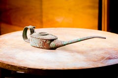 Παλαιό χρησιμοποιημένο σκουριασμένο oilcan στη διάσκεψη στρογγυλής τραπέζης Μακριά μύτη, βρώμικο σώμα στοκ εικόνα Παλαιό χρησιμοποιημένο σκουριασμένο oilcan στη διάσκεψη στρογγυλής τραπέζης Μακριά μύτη, βρώμικο σώμα στοκ εικόνα