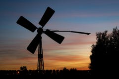 Παλαιός αντλώντας ανεμόμυλος στην ολλανδική επαρχία κοντά στο γκούντα, Ολλανδία στοκ φωτογραφίες με δικαίωμα ελεύθερης χρήσης Παλαιός αντλώντας ανεμόμυλος στην ολλανδική επαρχία κοντά στο γκούντα, Ολλανδία στοκ φωτογραφίες με δικαίωμα ελεύθερης χρήσης
